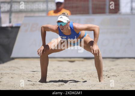 Reka Orsi Toth (ITA) in azione durante il World Beach Pro Tour, Beach Volley Match a Messina, 23 giugno 2024 Foto Stock