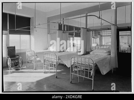 Triboro Hospital for tuberculosis, Parsons Blvd., Giamaica, New York. Tipico reparto a sei letti II. Collezione Gottscho-Schleisner Foto Stock