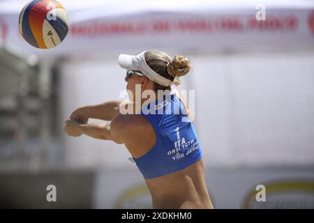 Reka Orsi Toth (ITA) in azione durante il World Beach Pro Tour, Beach Volley Match a Messina, 23 giugno 2024 Foto Stock