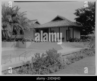 Signora Byron S. Ramsing, residenza al 232 di Emerald Ln., Palm Beach, Florida. Casa sulla piscina. Collezione Gottscho-Schleisner Foto Stock