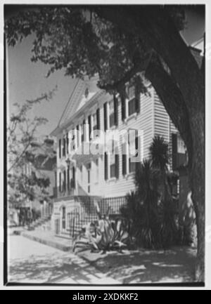 Signora Washington A. Roebling, residenza al 64 S. Battery, Charleston, South Carolina. Facciata dell'ingresso, affilata. Collezione Gottscho-Schleisner Foto Stock