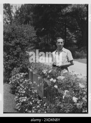 M. Newberg, residenza al 24 di Red Oak Ln., Port Chester, New York. Paul Frese al recinto di M. Newburg. Collezione Gottscho-Schleisner Foto Stock