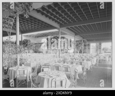 Everglades Club, Orange Room, Palm Beach, Florida. Vista diagonale alla tavola. Collezione Gottscho-Schleisner Foto Stock