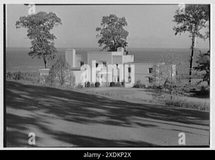 George Vanderbilt, residenza a Sands Point, Long Island, New York. Facciata d'ingresso dalla collina II. Collezione Gottscho-Schleisner Foto Stock