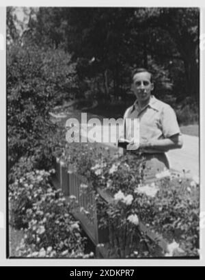 M. Newberg, residenza al 24 di Red Oak Ln., Port Chester, New York. Paul Frese al recinto di M. Newburg. Collezione Gottscho-Schleisner Foto Stock