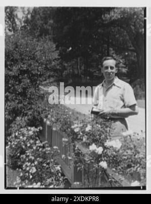 M. Newberg, residenza al 24 di Red Oak Ln., Port Chester, New York. Paul Frese al recinto di M. Newburg. Collezione Gottscho-Schleisner Foto Stock