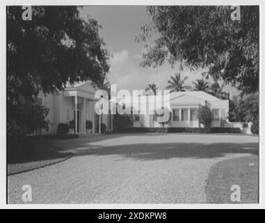 Dottoressa e signora Leon Levy, residenza al 1409 di S. Ocean Blvd., Palm Beach. Cortile d'ingresso. Collezione Gottscho-Schleisner Foto Stock