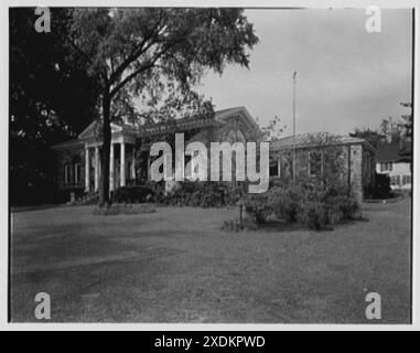 New Canaan Public Library, New Canaan, Connecticut. Primo piano esterno. Collezione Gottscho-Schleisner Foto Stock