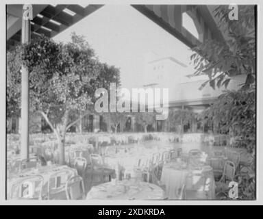 Everglades Club, Orange Room, Palm Beach, Florida. Vista trasversale generale, con tettoia. Collezione Gottscho-Schleisner Foto Stock