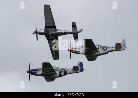 Sywell Aerodrome, Northamptonshire, Regno Unito. 23 giugno 2024. Il Sywell Airshow è un nuovo evento nel calendario dello show aereo con un tema specifico per gli aerei della seconda guerra mondiale, tra cui diversi caccia North American P-51 Mustang, qui in fuga per atterrare Foto Stock