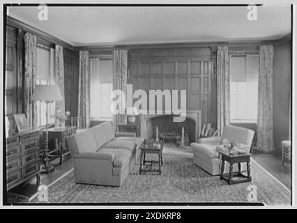 Signora Schoolfield Grace, residenza in Overlook Rd., Locust Valley, Long Island. Biblioteca, al caminetto. Collezione Gottscho-Schleisner Foto Stock