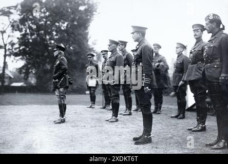 Un generale e altri ufficiali dell'esercito britannico durante la prima guerra mondiale. Foto Stock