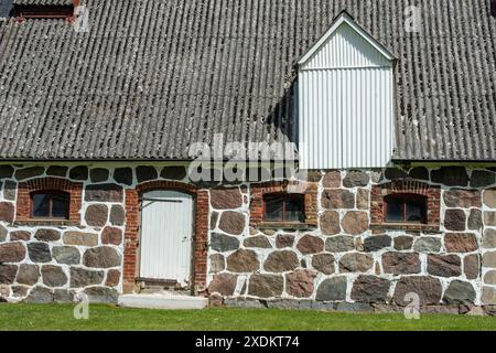 La vecchia fattoria tipica della Svezia meridionale è stata costruita con grandi pietre naturali a Bromma, nella municipalità di Ystad, nella contea di Skane, in Svezia, in Scandinavia Foto Stock