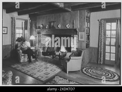 Louis H. Engel, residenza a Carversville, Bucks County, Pennsylvania. Salotto con caminetto. Collezione Gottscho-Schleisner Foto Stock