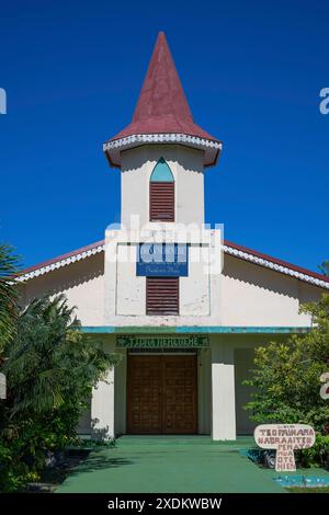 Chiesa del villaggio, Tikehau, Atollo, Arcipelago delle Tuamotu, Tuherahera, Rangiroa, Polinesia francese Foto Stock