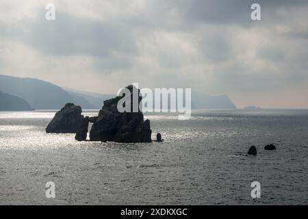 Bellissime rocce vicino a San Juan di Gaztelugatxe. Baia di Biscaglia, Spagna Foto Stock