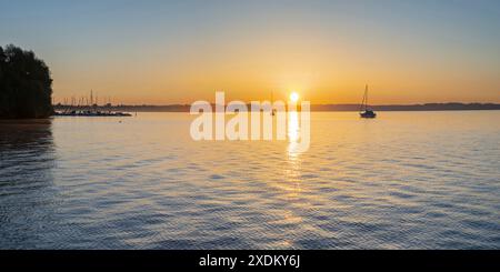 Alba a Malerwinkel, Chiemsee, Chiemgau, Baviera, Germania Foto Stock