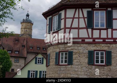 Vista della storica Kelker Gate e della torre della chiesa di San Michele, di San Michele, in legno, della Kocher Valley, di Kocher, Schwaebisch Hall, Hohenlohe Foto Stock