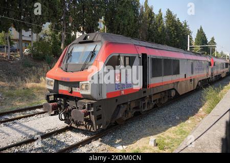 BALIKESIR, TURKIYE - 5 AGOSTO 2023: Treno delle Ferrovie dello Stato turche che passa per la città di Balikesir Foto Stock