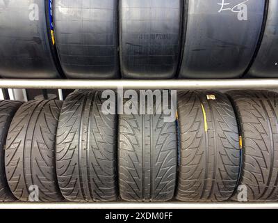 Scaffale con pneumatici da corsa pneumatici per auto pneumatici per auto da competizione top slicks senza battistrada battistrada pneumatico per pista da corsa asciutta fondo pista asciutta pneumatici pioggia con profondità Foto Stock