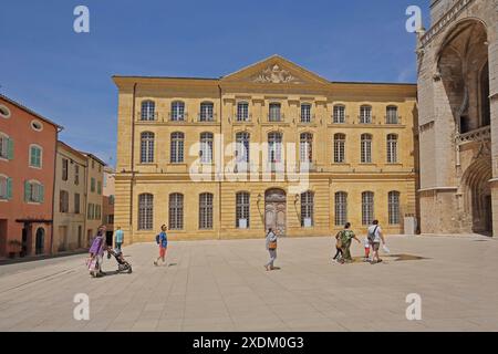 Persone di fronte all'Hotel de ville, municipio, Saint-Maximin-la-Sainte-Baume, St, Ste, VAR, Provenza, Francia Foto Stock