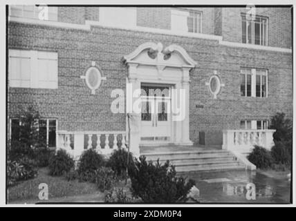 Nathan Hale Apartment, Forest Hills, New York. Dettagli ingresso. Collezione Gottscho-Schleisner Foto Stock