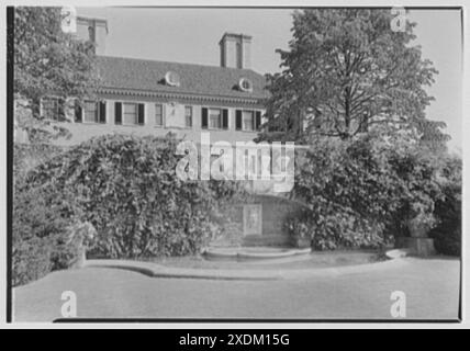 Howard Phipps, residenza a Westbury, Long Island. Piscina e fontana, casa sopra. Collezione Gottscho-Schleisner Foto Stock