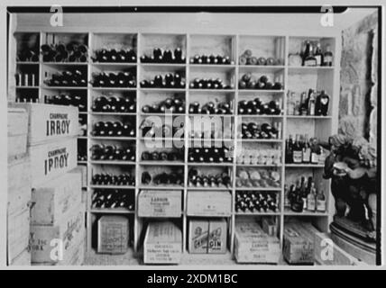 Edwin J. Beinecke, residenza a Greenwich, Connecticut. Cantina dei vini. Collezione Gottscho-Schleisner Foto Stock