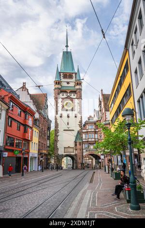 Il Martinstor, porta medievale della città nel centro storico di Friburgo in Breisgau, Baden-Wuerttemberg, Germania Foto Stock