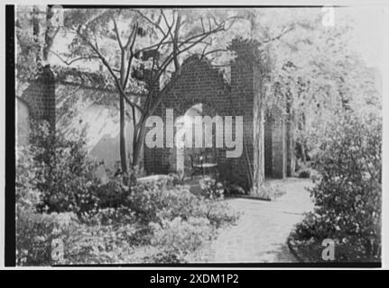 Signora Washington A. Roebling, residenza al 64 S. Battery, Charleston, South Carolina. Gazebo e passeggiata. Collezione Gottscho-Schleisner Foto Stock