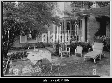 Gerald F. Warburg, residenza in Cedar Swamp Rd., Brookville, Long Island. Tavolo da tè in terrazza II. Collezione Gottscho-Schleisner Foto Stock