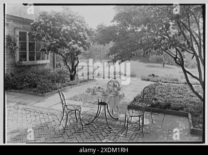 Gerald F. Warburg, residenza in Cedar Swamp Rd., Brookville, Long Island. Tavolo da tè in terrazza I. Gottscho-Schleisner Collection Foto Stock