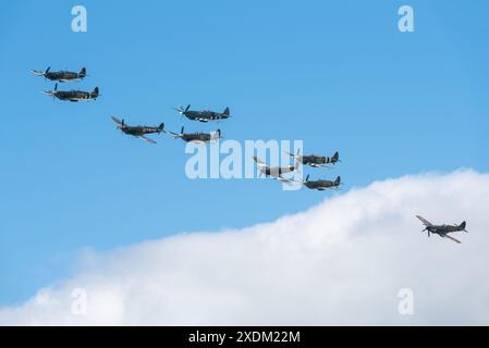 Sywell Aerodrome, Northamptonshire, Regno Unito. 23 giugno 2024. Il Sywell Airshow è un nuovo evento nel calendario dello show aereo con un tema specifico per gli aerei della seconda guerra mondiale, tra cui più Supermarine Spitfire, come qui Foto Stock