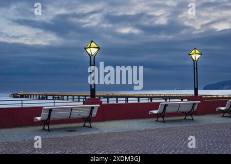 Kurplatz di fronte all'hotel termale Binz, dietro di esso il molo, stazione balneare Binz, isola Ruegen, Meclemburgo-Vorpommern, Germania Foto Stock