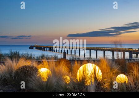 Kurplatz di fronte all'hotel termale Binz, dietro di esso il molo, stazione balneare Binz, isola Ruegen, Meclemburgo-Vorpommern, Germania Foto Stock