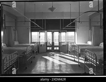 Triboro Hospital for tuberculosis, Parsons Blvd., Giamaica, New York. Tipico reparto con sei letti, sul balcone. Collezione Gottscho-Schleisner Foto Stock