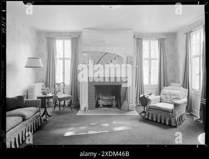 Dr. E. Hall Kline, residenza a N. Broadway, Nyack, New York. Soggiorno, caminetto. Collezione Gottscho-Schleisner Foto Stock