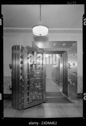 Dollar Savings Bank, 2516 Grand Concourse, Bronx. Cassaforte. Collezione Gottscho-Schleisner Foto Stock