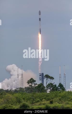 Cape Canaveral, Stati Uniti. 23 giugno 2024. SpaceX ha lanciato la precedente missione Starlink 10-2 alle 13:15 EDT 23 giugno 2024 da SLC-40 Cape Canaveral, Florida, Contea di Brevard, Stati Uniti. (Foto di Scott Schilke? SIPA USA) credito: SIPA USA/Alamy Live News Foto Stock