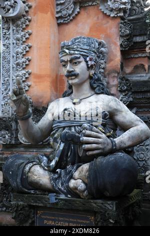 Statua in pietra di un dio indù a pura Tirta Empul, il tempio balinese dell'acqua Santa vicino a Ubud. Bali, Indonesia Foto Stock