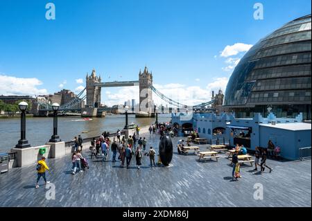 Turisti al City Hall e al Tower Bridge, Londra, Inghilterra Foto Stock
