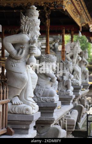 Statue di pietra di un dio indù a pura Tirta Empul, il tempio balinese dell'acqua Santa vicino a Ubud. Bali, Indonesia Foto Stock