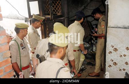 GHAZIABAD, INDIA - 23 GIUGNO: Un cilindro ha preso fuoco in una casa nella colonia di nuovi amici della stazione di polizia di Tila Mor di Ghaziabad domenica mattina, il 23 giugno 2024 a Ghaziabad, India. L'incendio si diffuse rapidamente in tutta la casa. Sette persone sono state bruciate nell'incendio e sono state immediatamente ricoverate in ospedale. Tre di loro sono morti e quattro sono rimasti feriti. (Foto di Sakib Ali/Hindustan Times/Sipa USA ) credito: SIPA USA/Alamy Live News Foto Stock