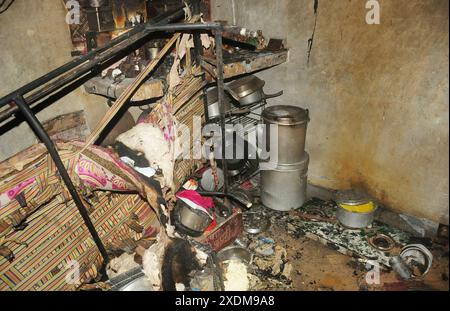 GHAZIABAD, INDIA - 23 GIUGNO: Un cilindro ha preso fuoco in una casa nella colonia di nuovi amici della stazione di polizia di Tila Mor di Ghaziabad domenica mattina, il 23 giugno 2024 a Ghaziabad, India. L'incendio si diffuse rapidamente in tutta la casa. Sette persone sono state bruciate nell'incendio e sono state immediatamente ricoverate in ospedale. Tre di loro sono morti e quattro sono rimasti feriti. (Foto di Sakib Ali/Hindustan Times/Sipa USA ) credito: SIPA USA/Alamy Live News Foto Stock