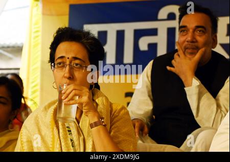 NUOVA DELHI, INDIA - 23 GIUGNO: Il ministro dell'acqua di Delhi Atishi durante il suo Dharna, Satyagrah per l'acqua a Jangpura il 23 giugno 2024 a nuova Delhi, India. Il ministro dell'acqua ha detto che Delhi dipende dagli stati vicini per l'acqua. Riceve 1.005 MGD di acqua dagli stati vicini attraverso fiumi e canali, di cui Haryana fornisce 613 MGD, ha detto. Nel caldo estivo estremo affrontato da Delhi, Haryana ha ridotto la sua quota a 513 MGD per alcune settimane interessando oltre 28 lakh persone, ha aggiunto. (Foto di Sanchit Khanna/Hindustan Times/Sipa USA ) Foto Stock