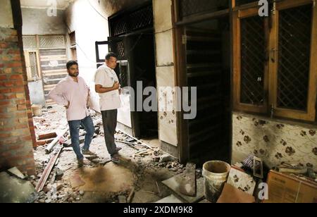 GHAZIABAD, INDIA - 23 GIUGNO: Un cilindro ha preso fuoco in una casa nella colonia di nuovi amici della stazione di polizia di Tila Mor di Ghaziabad domenica mattina, il 23 giugno 2024 a Ghaziabad, India. L'incendio si diffuse rapidamente in tutta la casa. Sette persone sono state bruciate nell'incendio e sono state immediatamente ricoverate in ospedale. Tre di loro sono morti e quattro sono rimasti feriti. (Foto di Sakib Ali/Hindustan Times/Sipa USA ) credito: SIPA USA/Alamy Live News Foto Stock