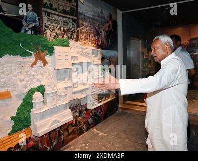 PATNA, INDIA - 23 GIUGNO 2024: Il primo ministro del Bihar, Nbianc Kumar, ispeziona la torre Bapu a Gardanibagh, il 23 giugno 1997, a Patna, India. (Foto di Santosh Kumar/Hindustan Times/Sipa USA ) Foto Stock