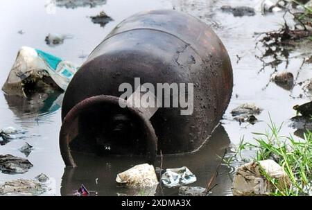 GHAZIABAD, INDIA - 23 GIUGNO: Un cilindro ha preso fuoco in una casa nella colonia di nuovi amici della stazione di polizia di Tila Mor di Ghaziabad domenica mattina, il 23 giugno 2024 a Ghaziabad, India. L'incendio si diffuse rapidamente in tutta la casa. Sette persone sono state bruciate nell'incendio e sono state immediatamente ricoverate in ospedale. Tre di loro sono morti e quattro sono rimasti feriti. (Foto di Sakib Ali/Hindustan Times/Sipa USA ) credito: SIPA USA/Alamy Live News Foto Stock