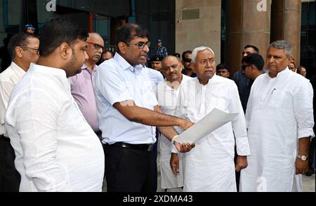 PATNA, INDIA - 23 GIUGNO 2024: Il primo ministro del Bihar, Nbianc Kumar, ispeziona la torre Bapu a Gardanibagh, il 23 giugno 1997, a Patna, India. (Foto di Santosh Kumar/Hindustan Times/Sipa USA ) Foto Stock