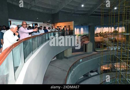 PATNA, INDIA - 23 GIUGNO 2024: Il primo ministro del Bihar, Nbianc Kumar, ispeziona la torre Bapu a Gardanibagh, il 23 giugno 1997, a Patna, India. (Foto di Santosh Kumar/Hindustan Times/Sipa USA ) Foto Stock